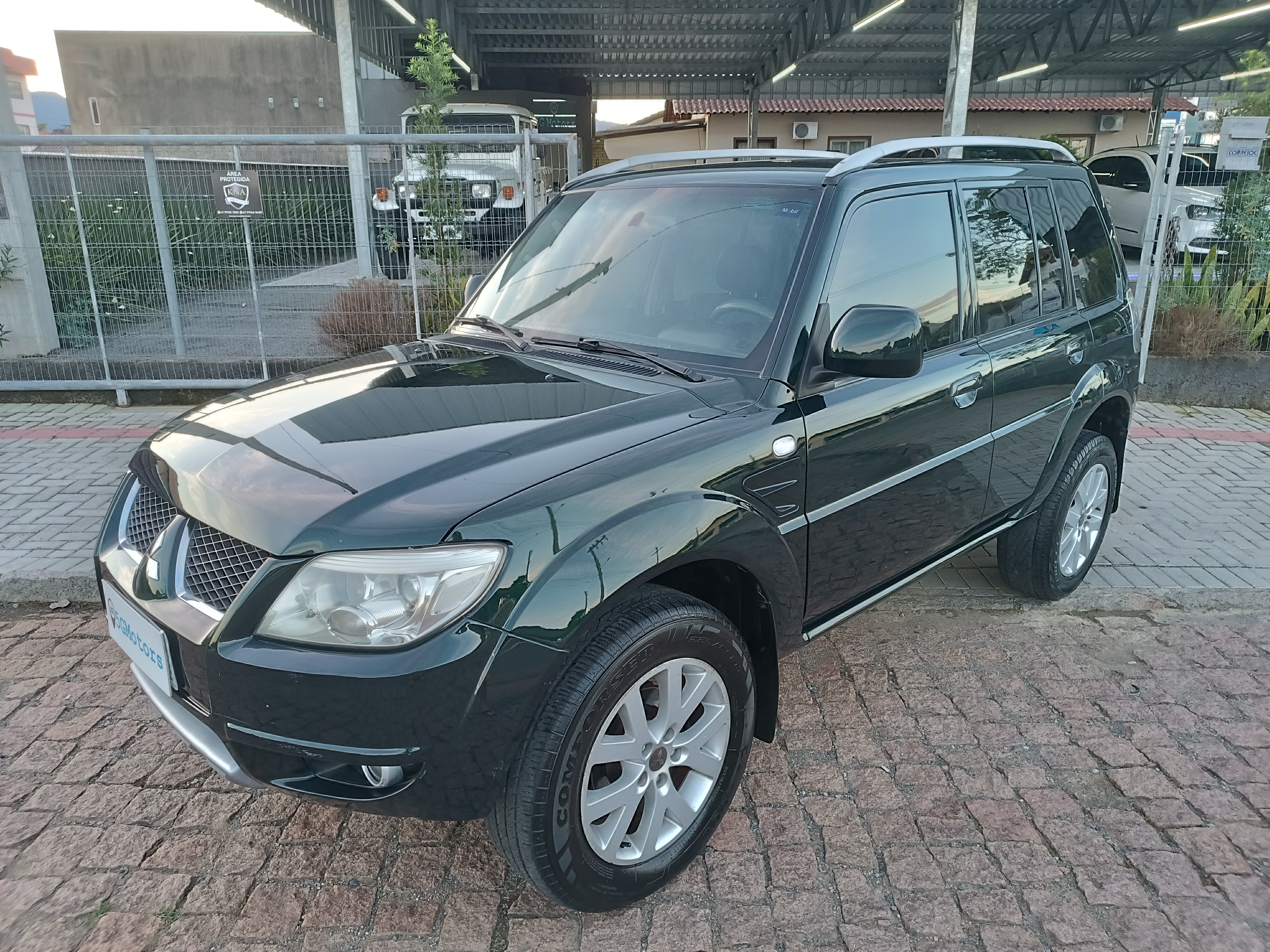 Carro/Camioneta - MITSUBISHI - Pajero - TR4 2.0/ 2.0 Flex 16V 4x4 Aut. - 