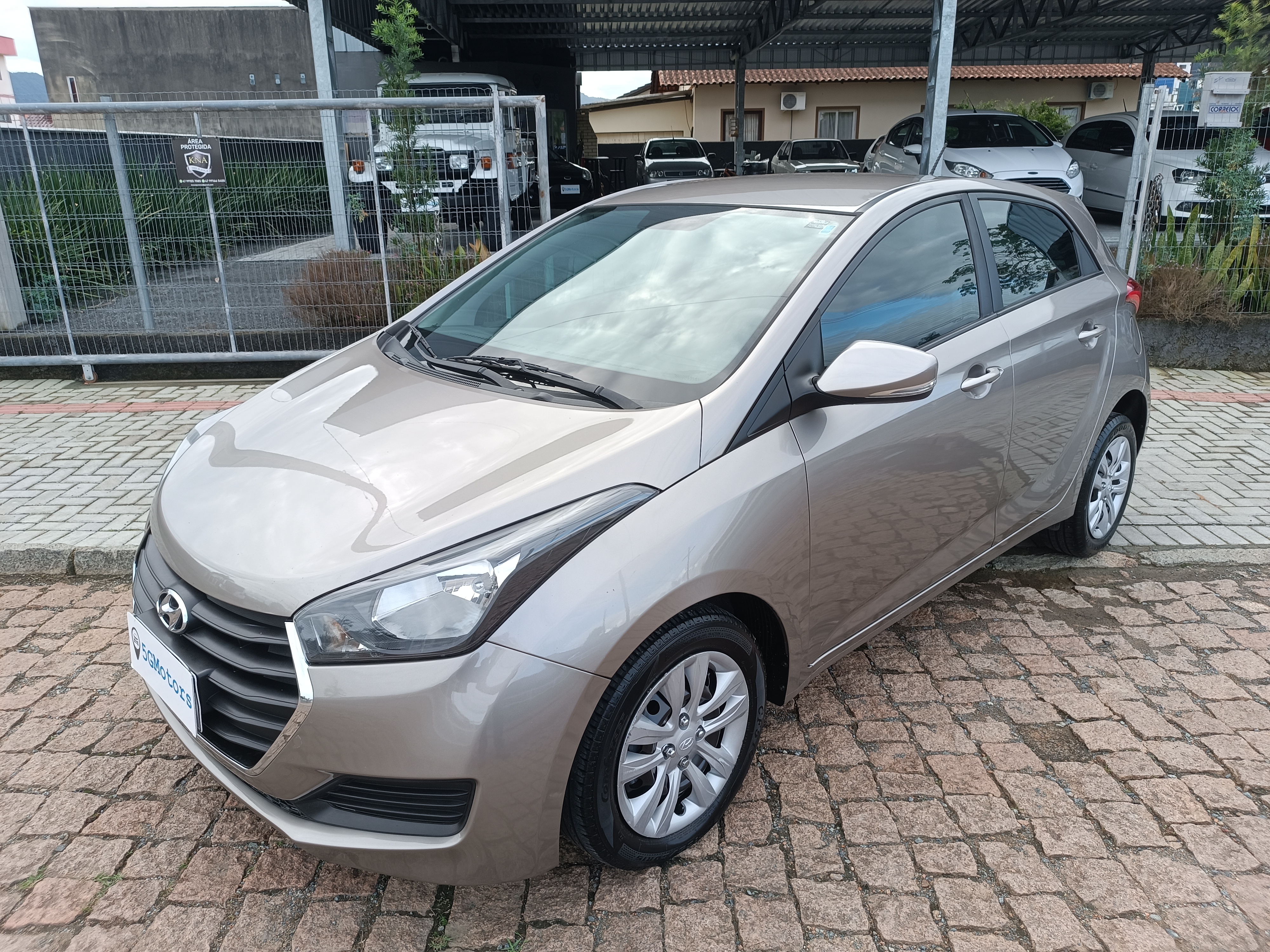 Carro/Camioneta - HYUNDAI - HB20 - Comf./C.Plus/C.Style 1.0 Flex 12V - 2017