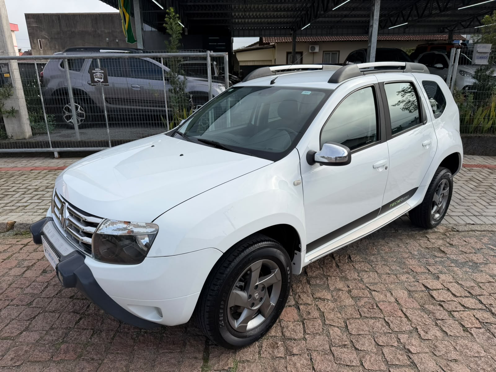 Carro/Camioneta - RENAULT - DUSTER - Dynamique 1.6 Flex 16V Mec. - 2014