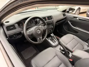 Carro/Camioneta - VW - VOLKSWAGEN - JETTA - Comfortline 2.0 T.Flex 8V 4p Tipt. - 2012
