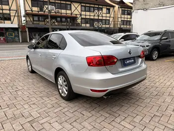 Carro/Camioneta - VW - VOLKSWAGEN - JETTA - Comfortline 2.0 T.Flex 8V 4p Tipt. - 2012