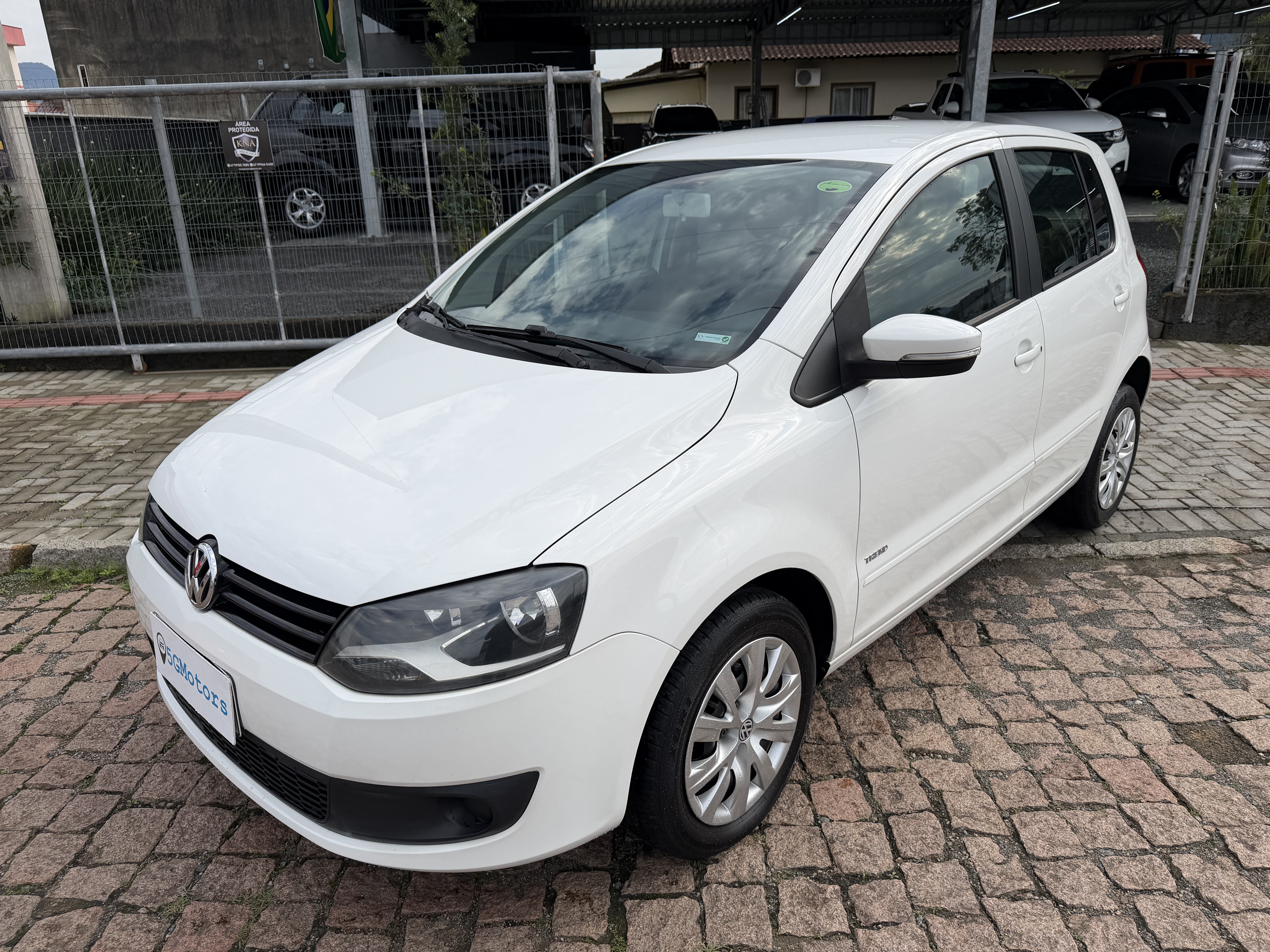 Carro/Camioneta - VW - VOLKSWAGEN - Fox - 1.0 Mi Total Flex 8V 5p - 2013