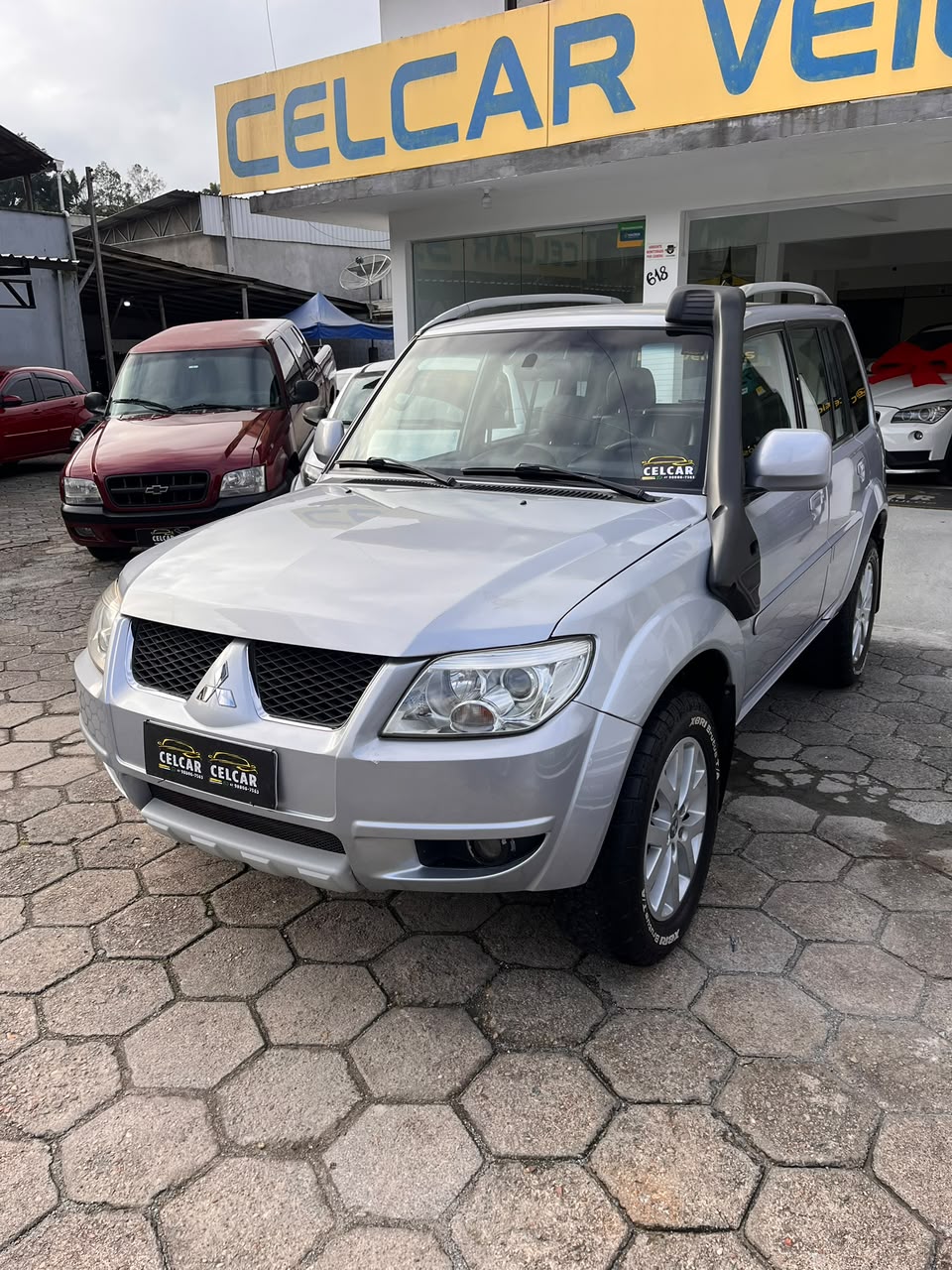 Carro/Camioneta - MITSUBISHI - Pajero - TR4 2.0/ 2.0 Flex 16V 4x4 Aut. - 2011