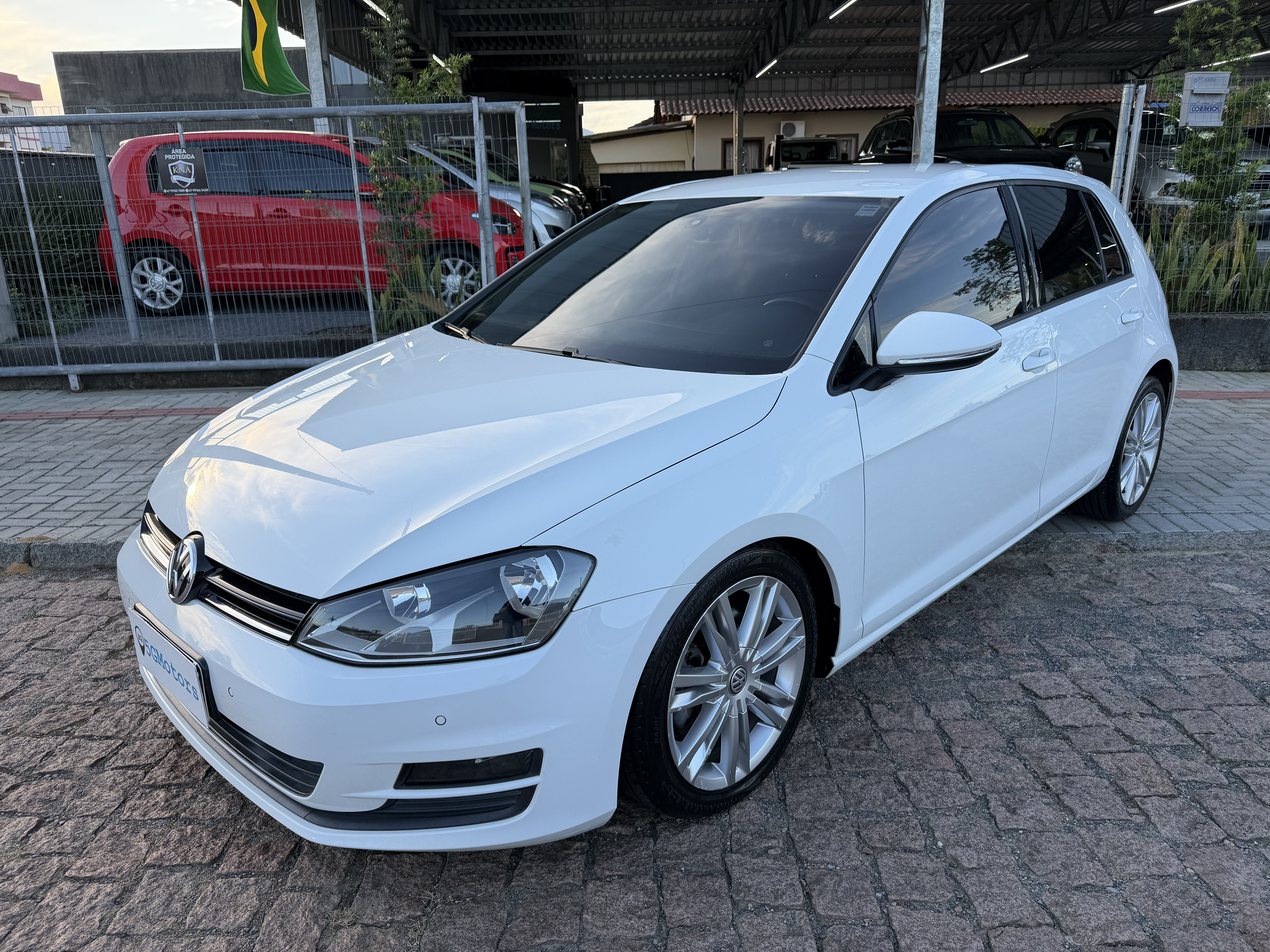 Carro/Camioneta - VW - VOLKSWAGEN - Golf - Comfortline 1.6 MSI Total Flex Aut. - 2016