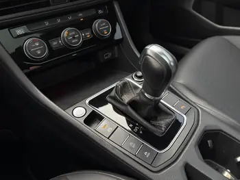Carro/Camioneta - VW - VOLKSWAGEN - JETTA - R-Line 250 TSI 1.4 Flex 16V Aut. - 2019