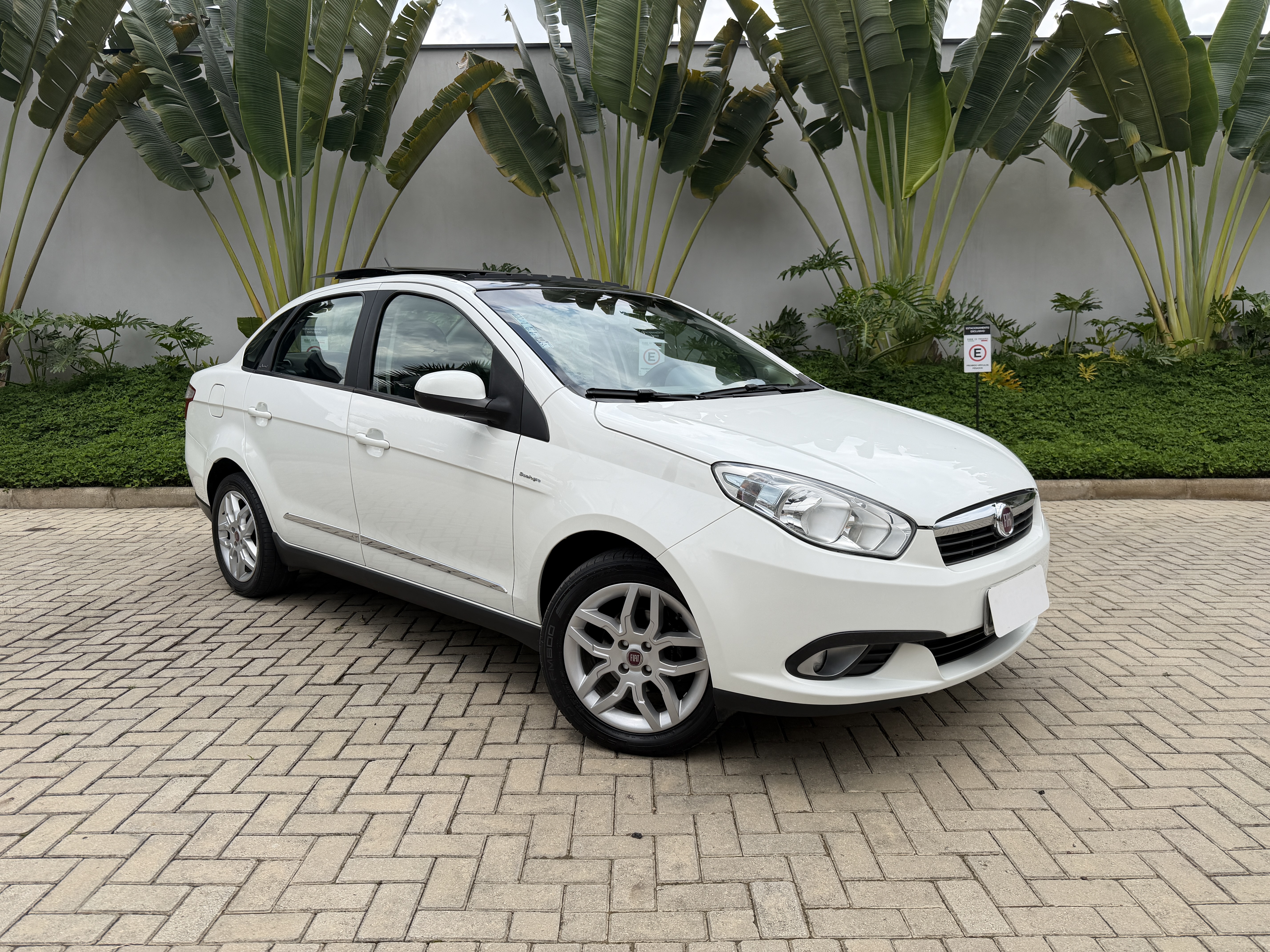 Carro/Camioneta - FIAT - Grand - Siena ESSENCE 1.6 Flex 16V - 2015
